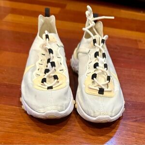 Nike react element 55 soft yellow size 8